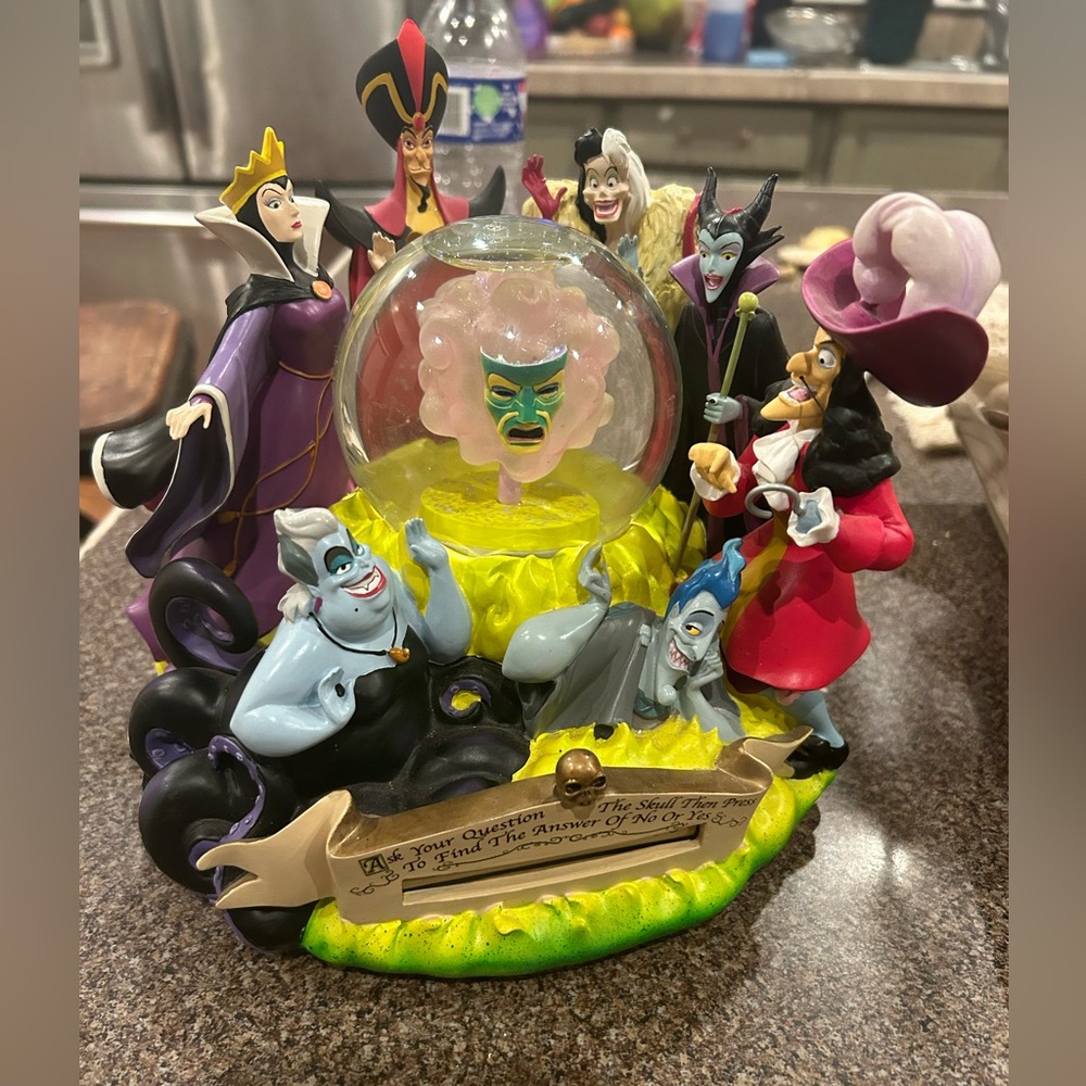 Disney’s Villains Fortune Teller Grim Grinning Ghost Snow Globe